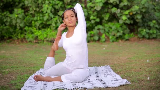Buiten yoga meditatie-oefening in de natuur — Stockvideo