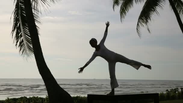 Медитация йоги силуэта на пляже — стоковое видео