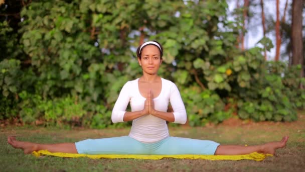 Szabadtéri jóga meditáció gyakorlása a természetben — Stock videók