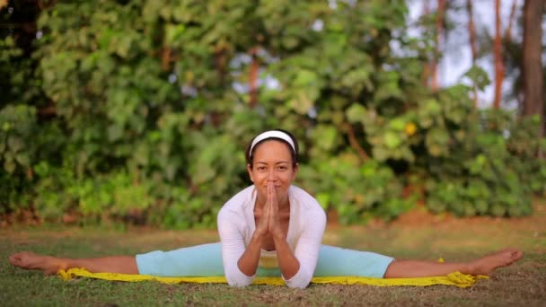 Ejercicio de meditación de yoga al aire libre en naturaleza — Vídeo de stock