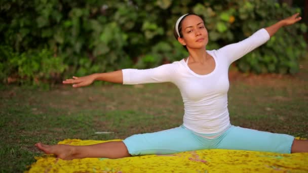 Szabadtéri jóga meditáció gyakorlása a természetben — Stock videók