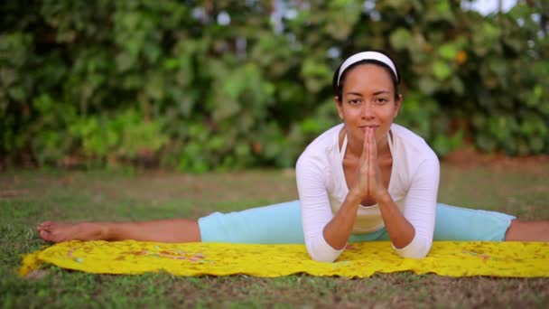 Ejercicio de meditación de yoga al aire libre en naturaleza — Vídeo de stock