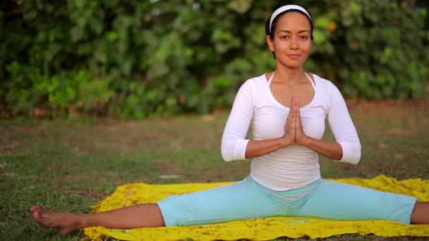 Utomhus yoga meditation motion i naturen — Stockvideo