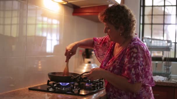 La madre che prepara il cibo a cucina — Video Stock