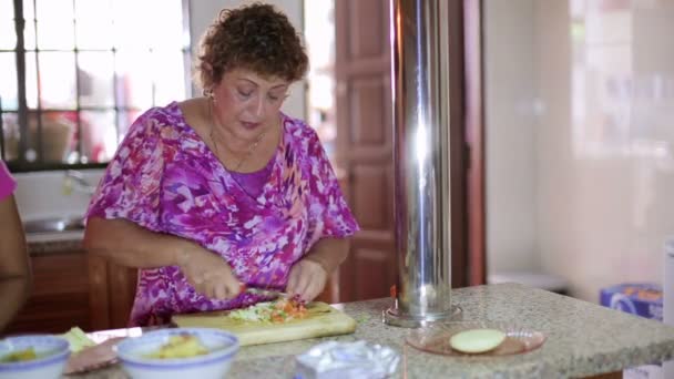 Mãe preparando comida na cozinha — Vídeo de Stock