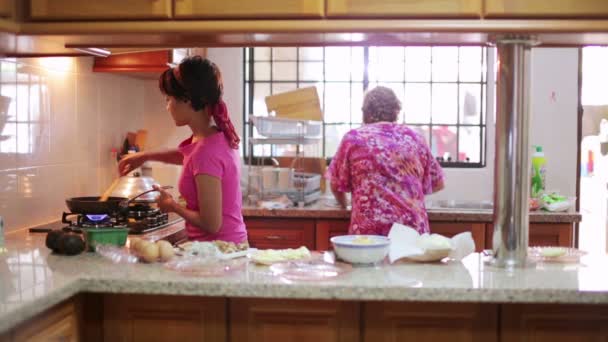 Мати дочка готує їжу разом на кухні — стокове відео