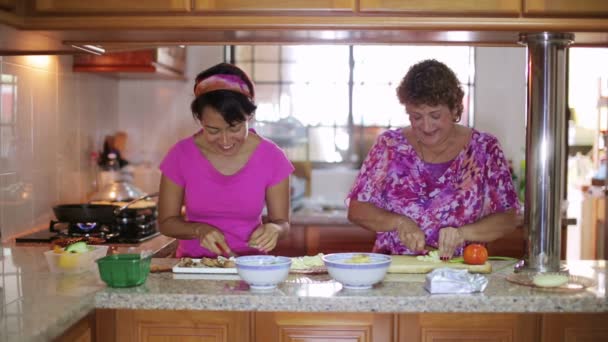 Madre hija preparando la comida juntos en la cocina — Vídeos de Stock