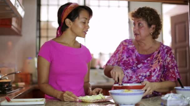 Madre e hija preparando la comida juntas en la cocina — Vídeos de Stock