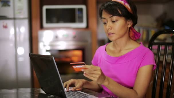 Mujer comprando con tarjeta de crédito, compras en línea en la cocina — Vídeos de Stock