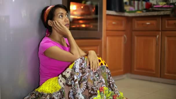Kadın mutfakta yemek için bekliyor — Stok video
