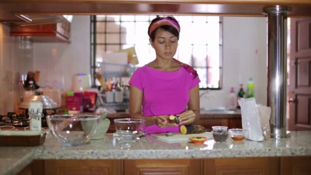 Jovem mãe preparando comida na cozinha — Vídeo de Stock