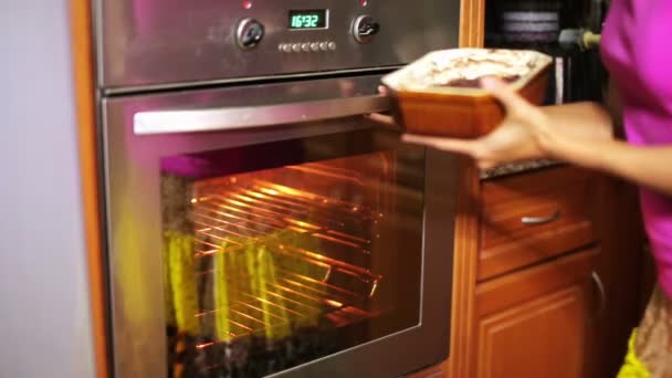 Koken in de oven — Stockvideo