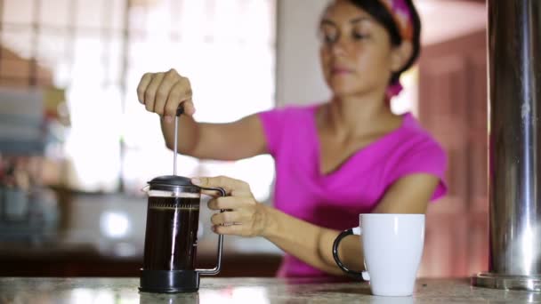 Žena připravuje filtre francouzský tisk kávy — Stock video
