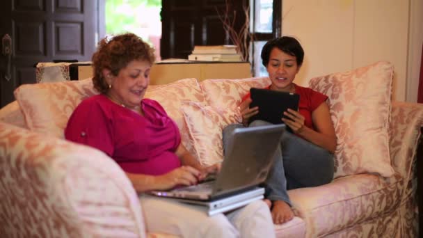 Mutter und Tochter nutzen gemeinsam Tablet-Computer zu Hause — Stockvideo