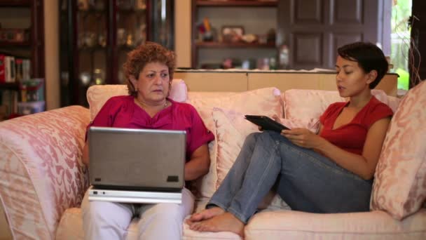 Mother and daughter using tablet computer together at home — Stock Video