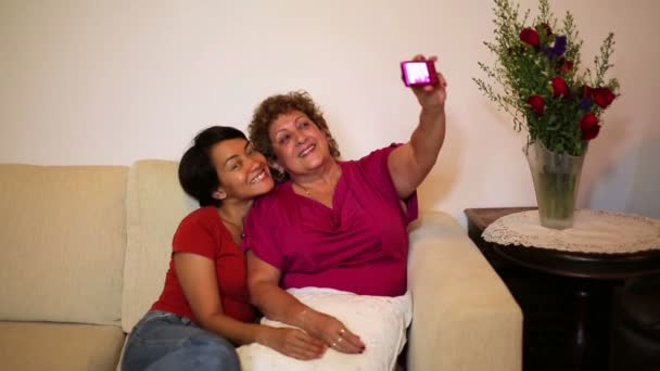 Madre hija tomando propia foto en casa — Vídeos de Stock