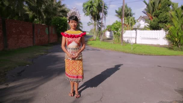 Iban tribal woman with traditional clothes — Stock Video