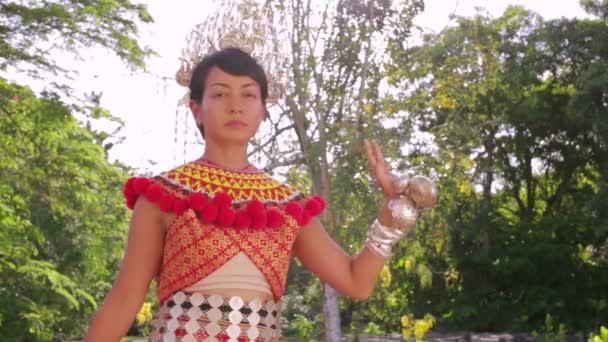 Iban 部落的女子在与传统的衣服 — 图库视频影像