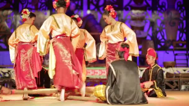 SARAWAK, MALAYSIA - JUNE 2012: Iban and Malay tribal performance — Stock Video