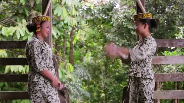 Sarawak, Malajzia - június-2012: iban törzsi lány longhouse — Stock videók