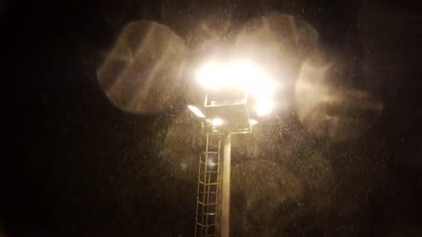 Floodlight e queda de neve — Vídeo de Stock