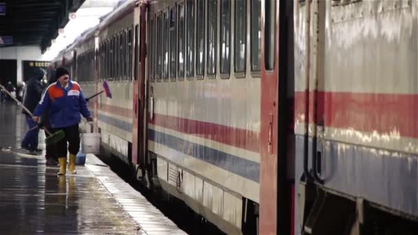 Plataforma de estación de tren húmedo - editorial — Vídeo de stock