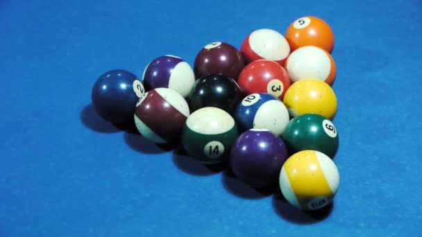 Pool ballen scheiden tijdens pauze — Stockvideo