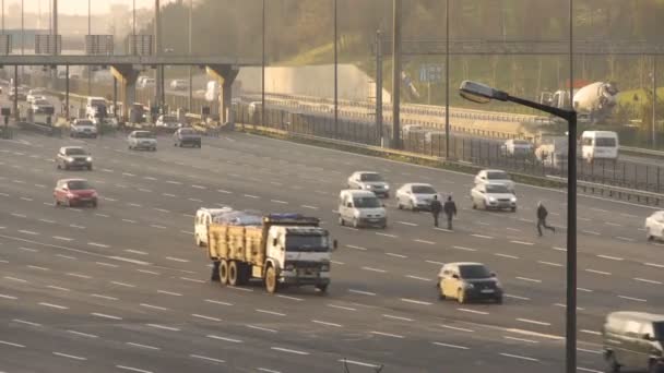 Tre promenader mellan trafik på motorväg - timelapse — Stockvideo