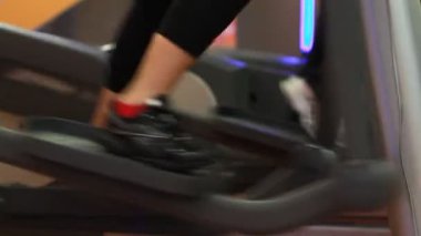 meisje sport in een sportschool doen