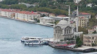 Ortaköy Camii ve nakliye gemisi ile pitoresk istanbul manzara