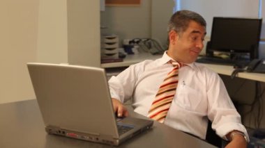 yorgun işadamı laptop kullanma office