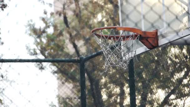 Καλάθι Παίξτε μπάσκετ streetball άθλημα παιχνίδι δράσης — Αρχείο Βίντεο