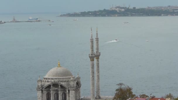 Ortakoy Moschee und malerische istanbul Szene — Stockvideo