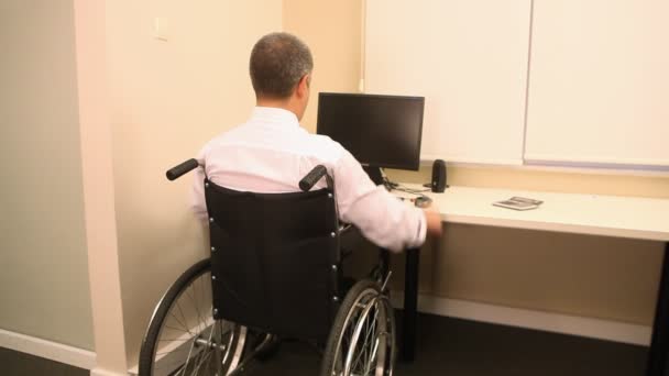 Бізнесмен з інвалідному візку — стокове відео