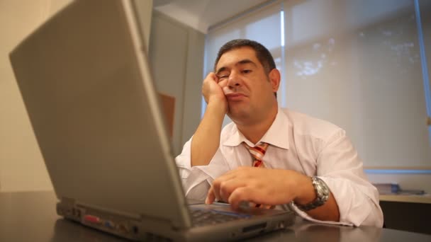 Homme d'affaires fatigué en utilisant un ordinateur portable au bureau — Video