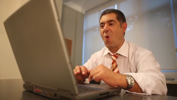 Hombre de negocios exitoso usando el ordenador portátil en la oficina — Vídeo de stock