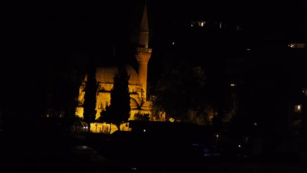 Τζαμί σκηνή τη νύχτα κοντά θάλασσα με κίτρινο φως — Αρχείο Βίντεο
