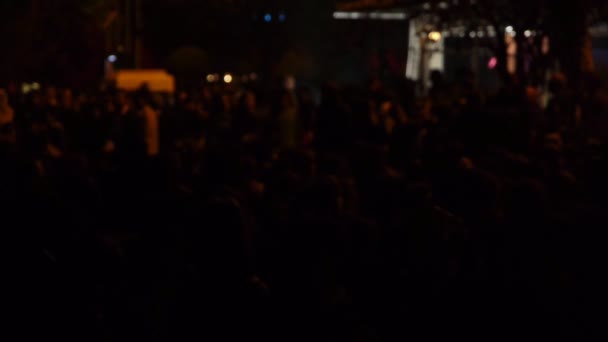 defocus marche dans la rue la nuit 