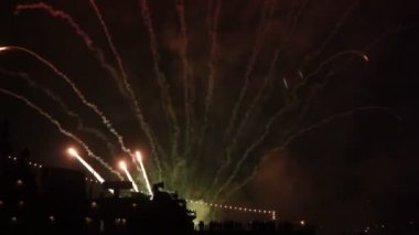 Fireworks, geceleri bir geminin arkasına gelir