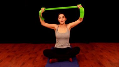 genç kadın Pilates yapıyor