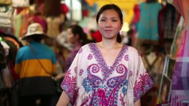 Phnom penh merkez çarşı alışveriş genç Asyalı kız