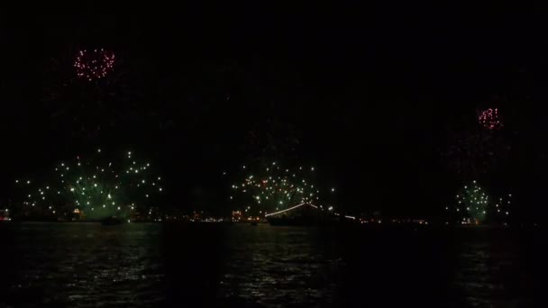 Puente está decorado con luces de colores para el evento de celebración — Vídeo de stock