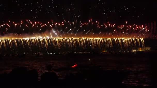 Ponte é decoreted com luzes coloridas para evento de celebração — Vídeo de Stock