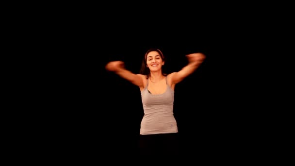 Mladá žena, která dělá pilates — Stock video