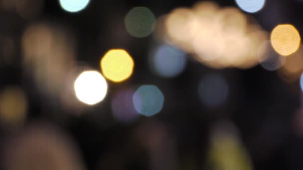 Defocus marche dans la rue la nuit — Video