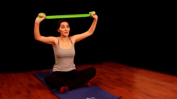 Mujer joven haciendo Pilates — Vídeo de stock