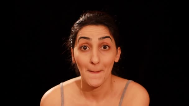 Выражения лица молодой женщины — стоковое видео