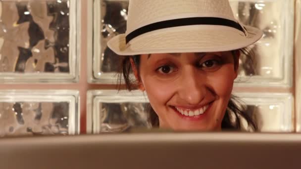 Genç bir kadın gülüyor bilgisayar üzerinde — Stok video
