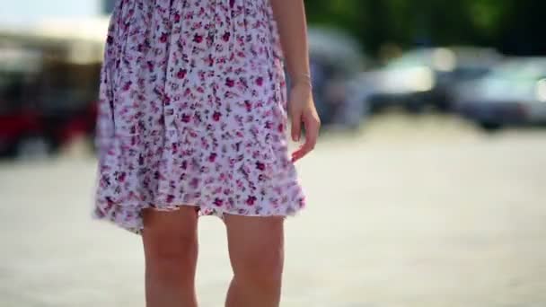 Sexig kvinna ben i mini kjol, låg slutartid — Stockvideo