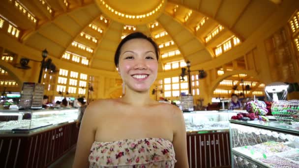 Młoda dziewczyna Azji handlowego centrum rynku phnom penh — Wideo stockowe